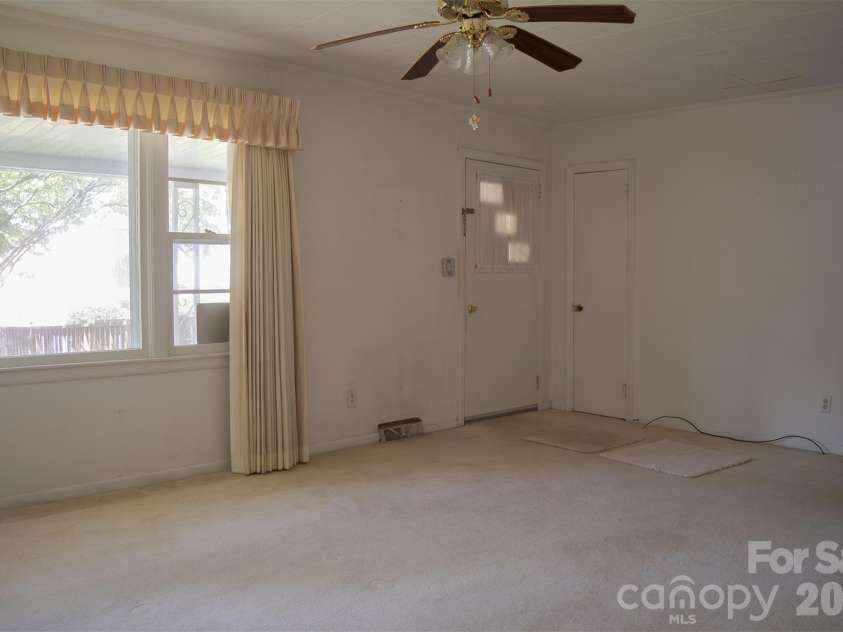 1006 3rd Avenue, Hendersonville, NC 28739.  MLS# CAR4413796, YatesRealty ID 44522. 