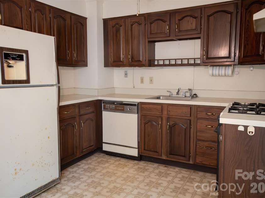 1006 3rd Avenue, Hendersonville, NC 28739.  MLS# CAR4413796, YatesRealty ID 44522. 