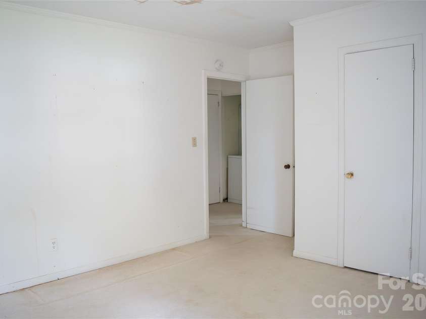 1006 3rd Avenue, Hendersonville, NC 28739.  MLS# CAR4413796, YatesRealty ID 44522. 