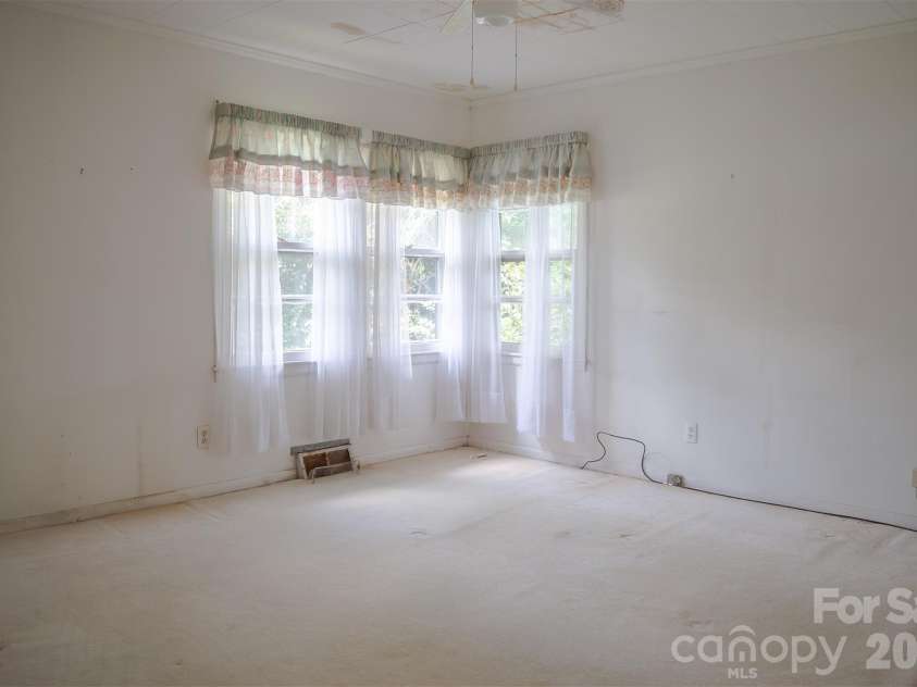 1006 3rd Avenue, Hendersonville, NC 28739.  MLS# CAR4413796, YatesRealty ID 44522. 
