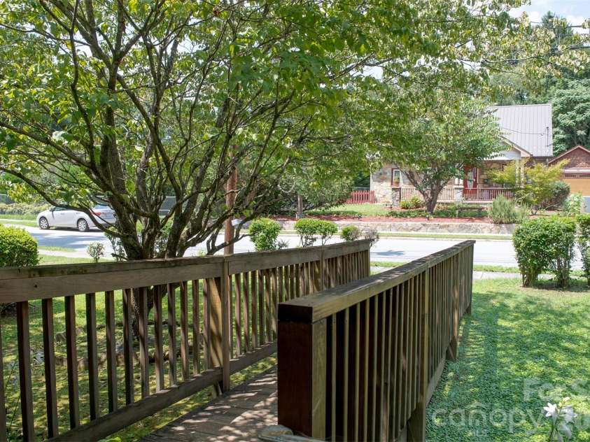 1006 3rd Avenue, Hendersonville, NC 28739.  MLS# CAR4413796, YatesRealty ID 44522. 