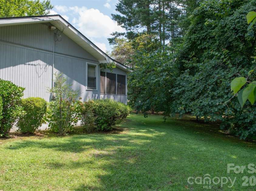 1006 3rd Avenue, Hendersonville, NC 28739.  MLS# CAR4413796, YatesRealty ID 44522. 