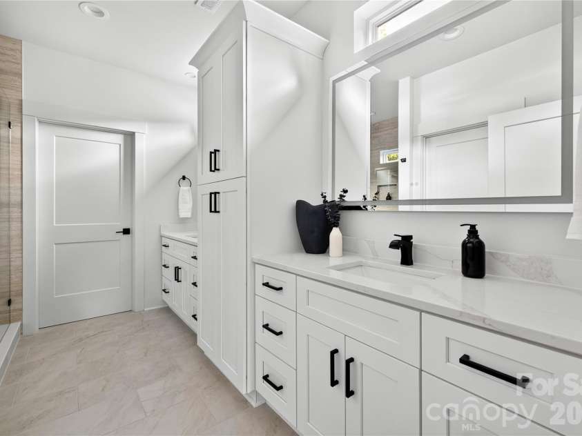 21017 Entrada Drive, Cornelius, NC 28031.  MLS# CAR4401505, YatesRealty ID 44524. Primary Bath