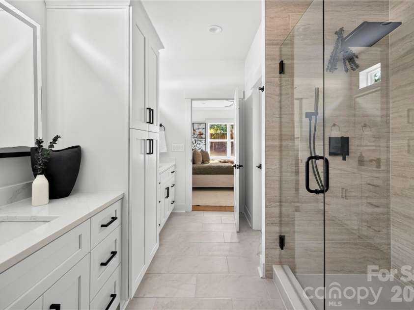 21017 Entrada Drive, Cornelius, NC 28031.  MLS# CAR4401505, YatesRealty ID 44524. Primary Bath