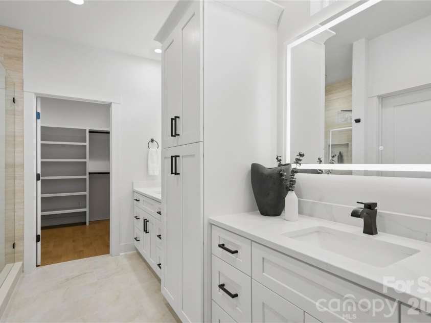 21017 Entrada Drive, Cornelius, NC 28031.  MLS# CAR4401505, YatesRealty ID 44524. Primary Bath