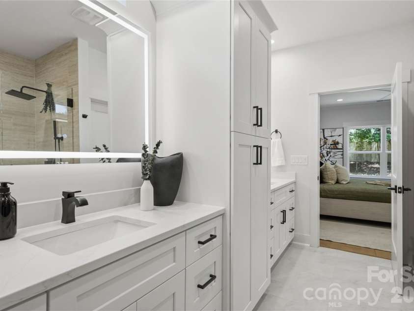 21017 Entrada Drive, Cornelius, NC 28031.  MLS# CAR4401505, YatesRealty ID 44524. Primary Bath