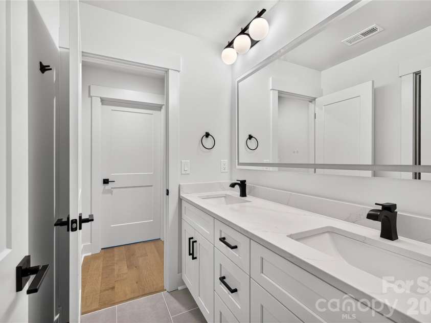 21017 Entrada Drive, Cornelius, NC 28031.  MLS# CAR4401505, YatesRealty ID 44524. Secondary Bath
