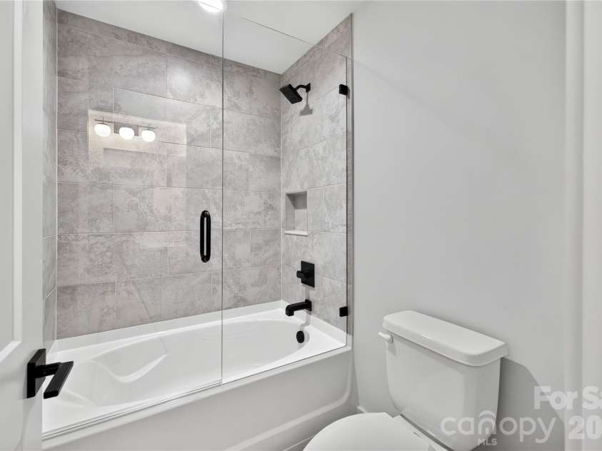 21017 Entrada Drive, Cornelius, NC 28031.  MLS# CAR4401505, YatesRealty ID 44524. Secondary Bath