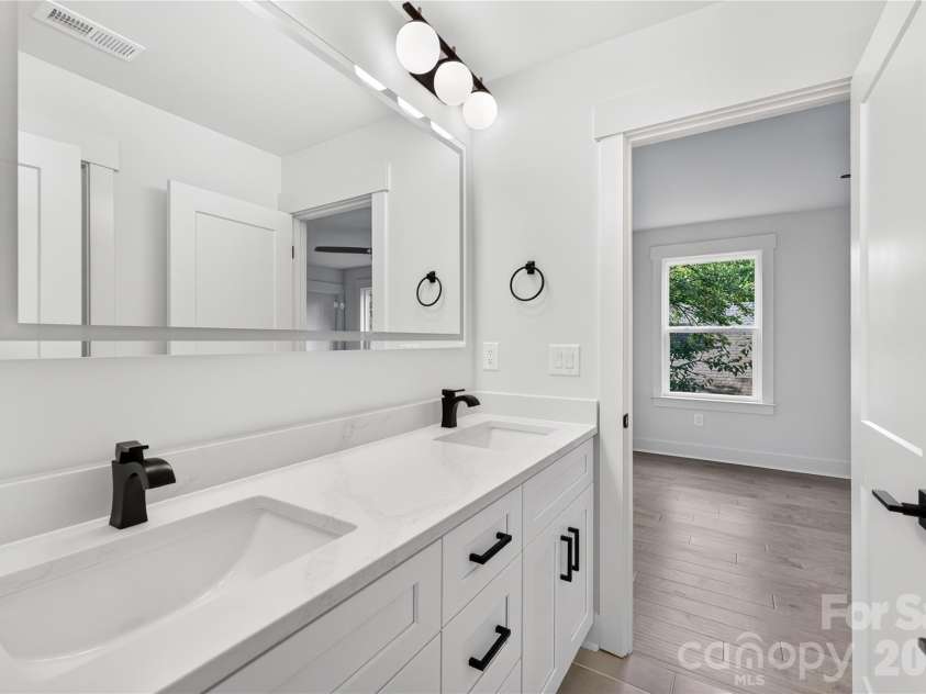 21017 Entrada Drive, Cornelius, NC 28031.  MLS# CAR4401505, YatesRealty ID 44524. Secondary Bath