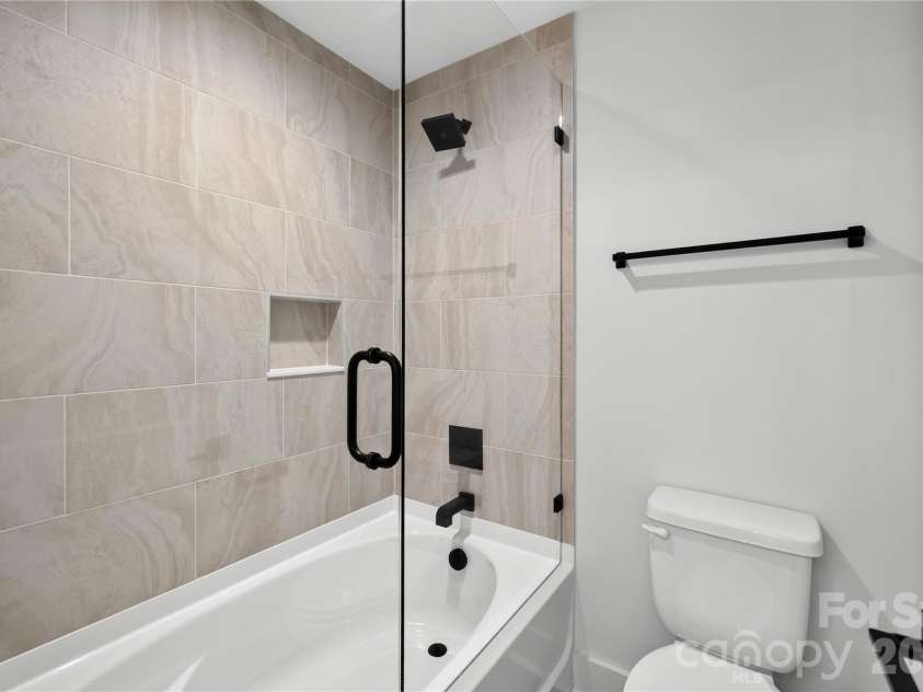 21017 Entrada Drive, Cornelius, NC 28031.  MLS# CAR4401505, YatesRealty ID 44524. Secondary Bath