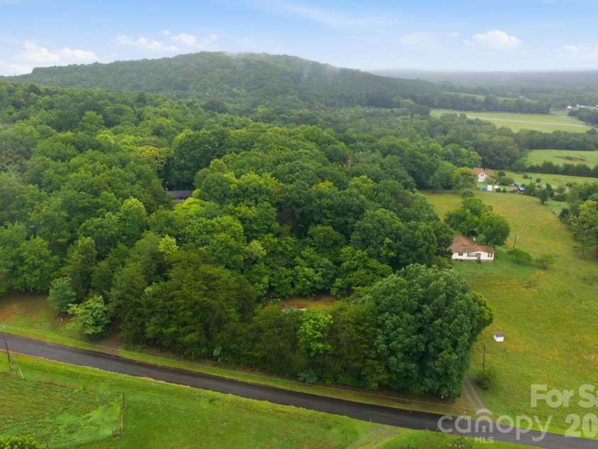154 Beagle Lane, Statesville, NC 28625.  MLS# CAR4409075, YatesRealty ID 44526. 