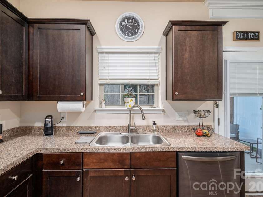 5216 Newport Landing Way, Gastonia, NC 28056.  MLS# CAR4414254, YatesRealty ID 44531. Kitchen