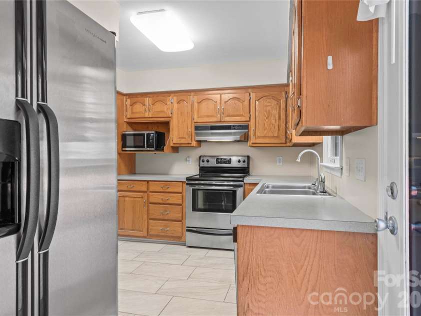 6045 Stone Bluff Drive, Clemmons, NC 27012.  MLS# CAR4414958, YatesRealty ID 44535. 