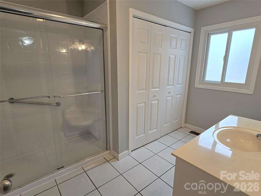 188 39th Avenue Court, Hickory, NC 28601.  MLS# CAR4334258, YatesRealty ID 4454. 