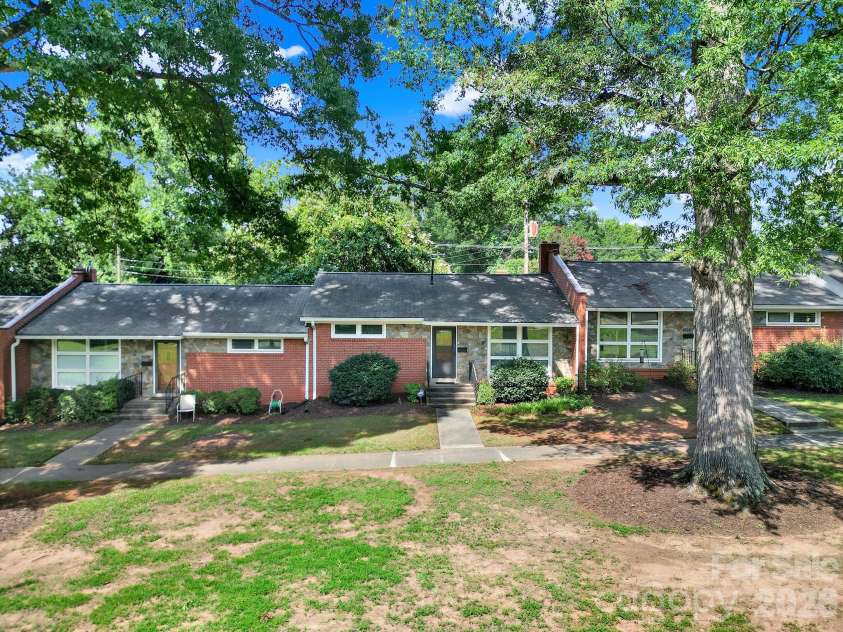 4511 Woodlark Lane, Charlotte, NC 28211.  MLS# CAR4414919, YatesRealty ID 44540. 