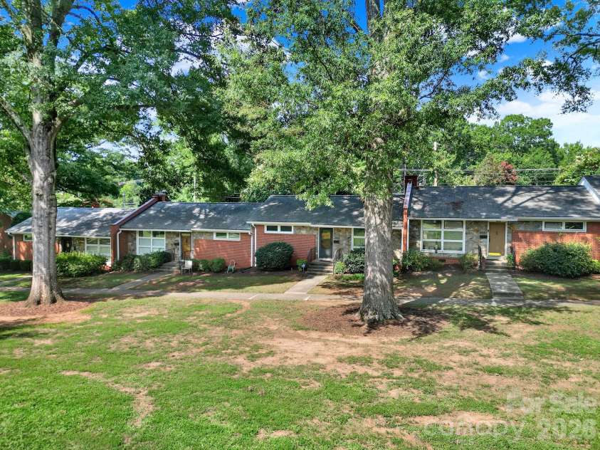 4511 Woodlark Lane, Charlotte, NC 28211.  MLS# CAR4414919, YatesRealty ID 44540. 