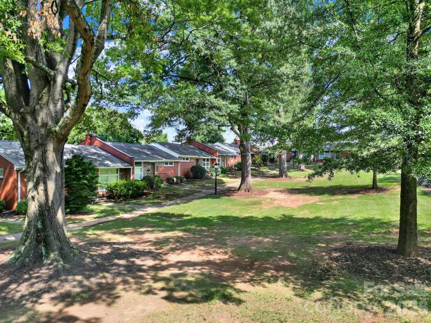 4511 Woodlark Lane, Charlotte, NC 28211.  MLS# CAR4414919, YatesRealty ID 44540. 