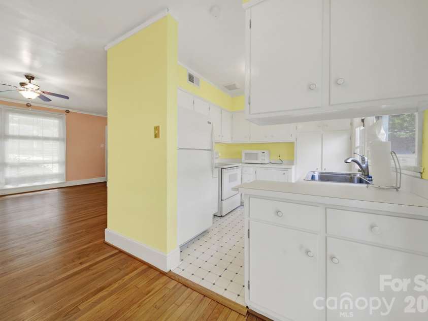 4511 Woodlark Lane, Charlotte, NC 28211.  MLS# CAR4414919, YatesRealty ID 44540. 