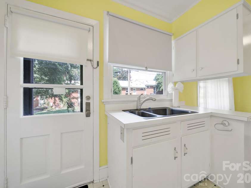 4511 Woodlark Lane, Charlotte, NC 28211.  MLS# CAR4414919, YatesRealty ID 44540. 