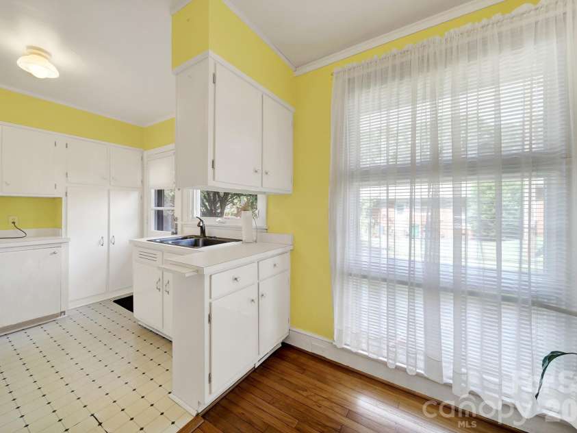 4511 Woodlark Lane, Charlotte, NC 28211.  MLS# CAR4414919, YatesRealty ID 44540. 