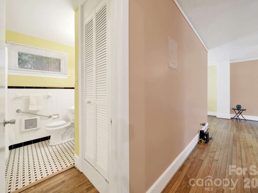 4511 Woodlark Lane, Charlotte, NC 28211.  MLS# CAR4414919, YatesRealty ID 44540. 
