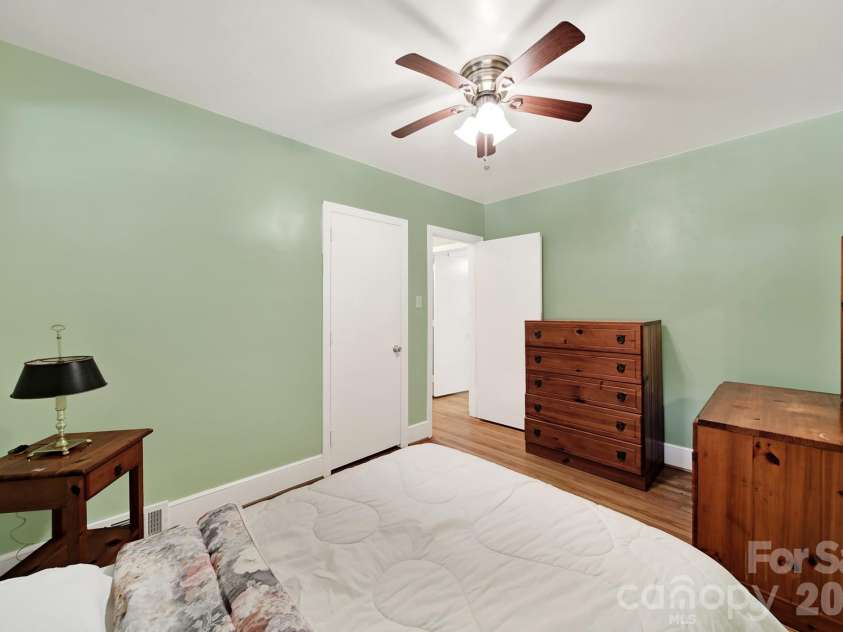 4511 Woodlark Lane, Charlotte, NC 28211.  MLS# CAR4414919, YatesRealty ID 44540. 