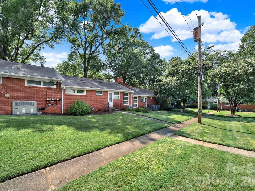 4511 Woodlark Lane, Charlotte, NC 28211.  MLS# CAR4414919, YatesRealty ID 44540. 