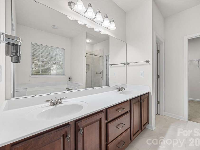 5914 Kirkwynd Commons Drive, Charlotte, NC 28278.  MLS# CAR4412989, YatesRealty ID 44542. Dual vanities