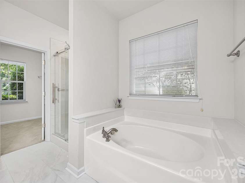5914 Kirkwynd Commons Drive, Charlotte, NC 28278.  MLS# CAR4412989, YatesRealty ID 44542. Separate soaking tub