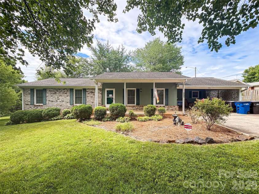 924 Thomas Street, Statesville, NC 28677.  MLS# CAR4398271, YatesRealty ID 44543. 