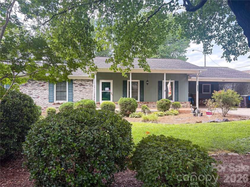 924 Thomas Street, Statesville, NC 28677.  MLS# CAR4398271, YatesRealty ID 44543. 