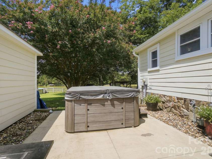 176 Meek Road, Gastonia, NC 28056.  MLS# CAR4414640, YatesRealty ID 44544. 