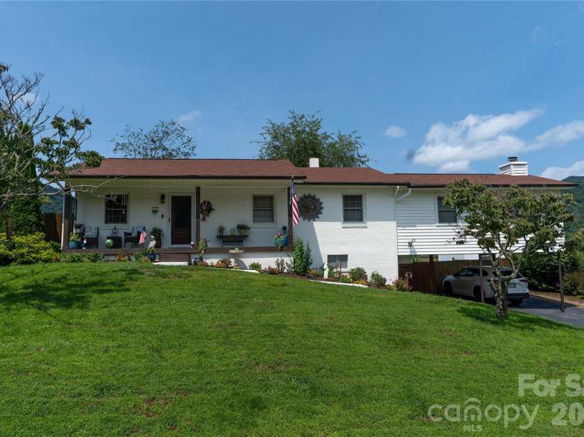 130 Beaverdam Heights Drive, Canton, NC 28716.  MLS# CAR4414210, YatesRealty ID 44546. 