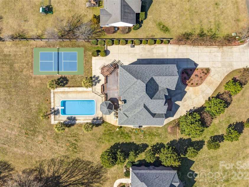 109 Dabbling Duck Circle, Mooresville, NC 28117.  MLS# CAR4286638, YatesRealty ID 4455. Pickleball court is for reference only.