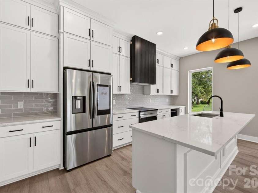 120 French Street, Charlotte, NC 28216.  MLS# CAR4414734, YatesRealty ID 44550. Kitchen