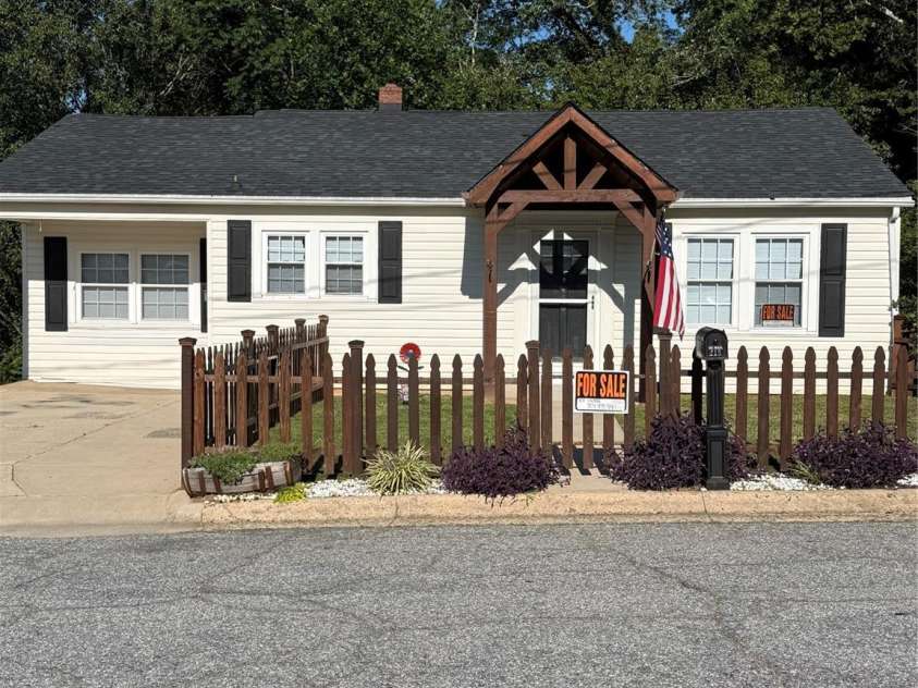 416 Edgewood Drive, Lenoir, NC 28645.  MLS# CAR4410934, YatesRealty ID 44552. 