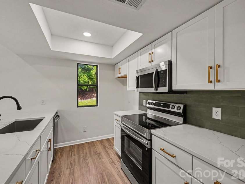 8027 Cedar Glen Drive, Charlotte, NC 28212.  MLS# CAR4414652, YatesRealty ID 44555. Kitchen