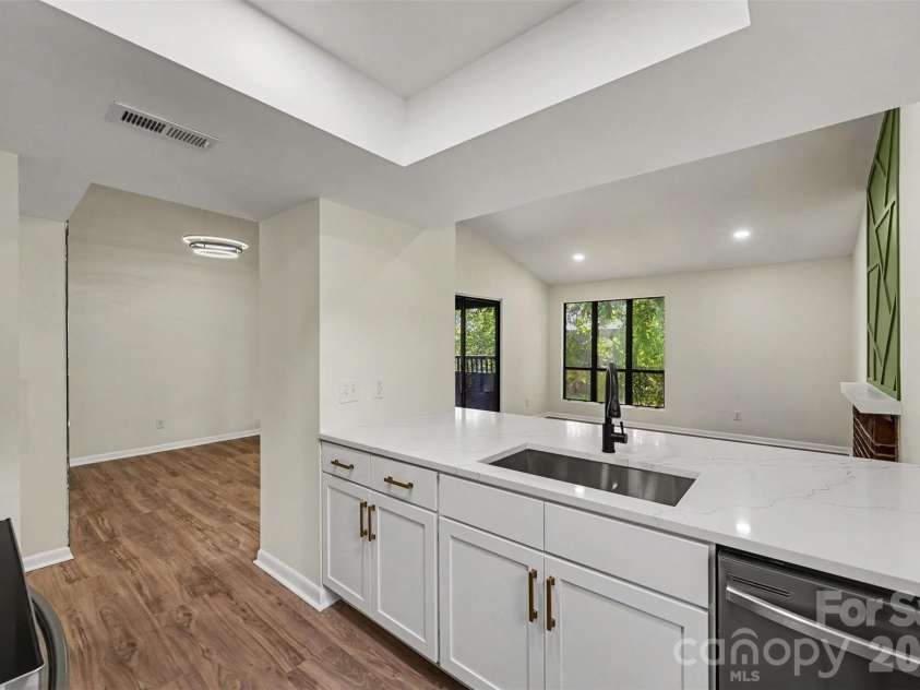 8027 Cedar Glen Drive, Charlotte, NC 28212.  MLS# CAR4414652, YatesRealty ID 44555. Kitchen