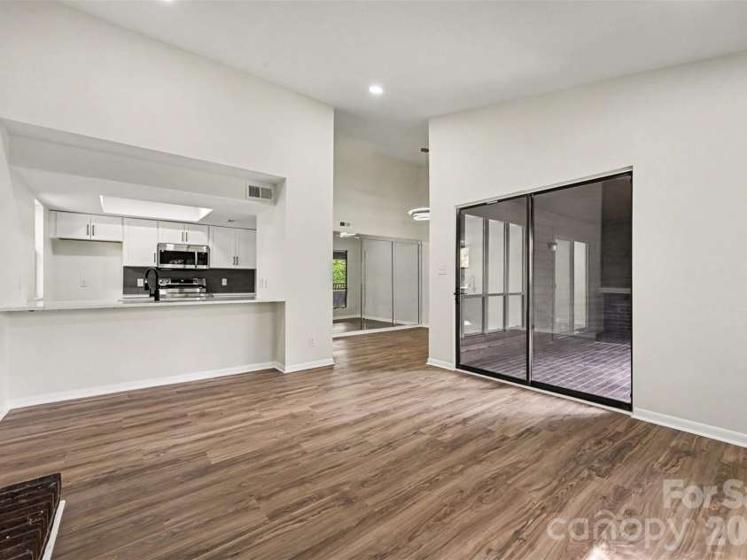 8027 Cedar Glen Drive, Charlotte, NC 28212.  MLS# CAR4414652, YatesRealty ID 44555. Living Room