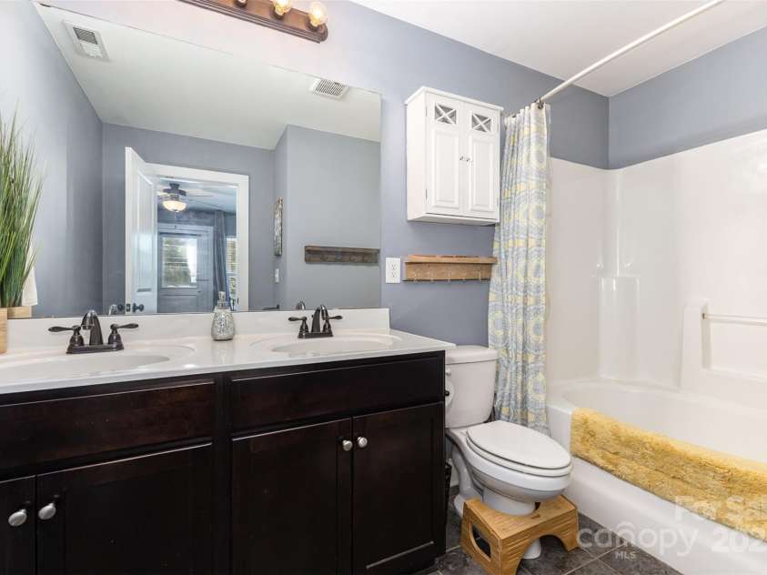 12304 Huntersville Concord Road, Huntersville, NC 28078.  MLS# CAR4268333, YatesRealty ID 4456. Primary bedroom's ensuite full bath