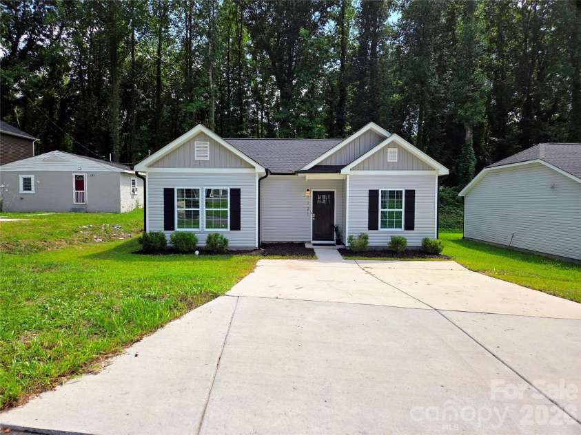 1121 Cleveland Avenue, Gastonia, NC 28052.  MLS# CAR4414991, YatesRealty ID 44562. 