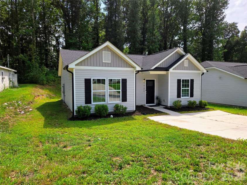 1121 Cleveland Avenue, Gastonia, NC 28052.  MLS# CAR4414991, YatesRealty ID 44562. 