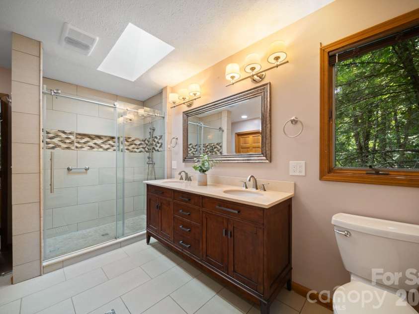 1105 High Vista Drive, Mills River, NC 28759.  MLS# CAR4414362, YatesRealty ID 44568. Main floor primary bath