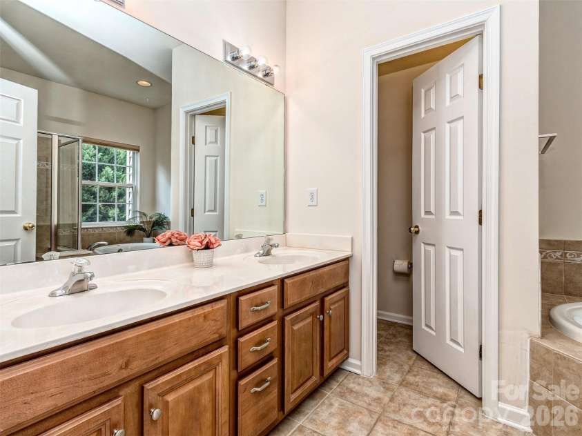 4308 Park South Station Boulevard, Charlotte, NC 28210.  MLS# CAR4414197, YatesRealty ID 44570. Primary Bath