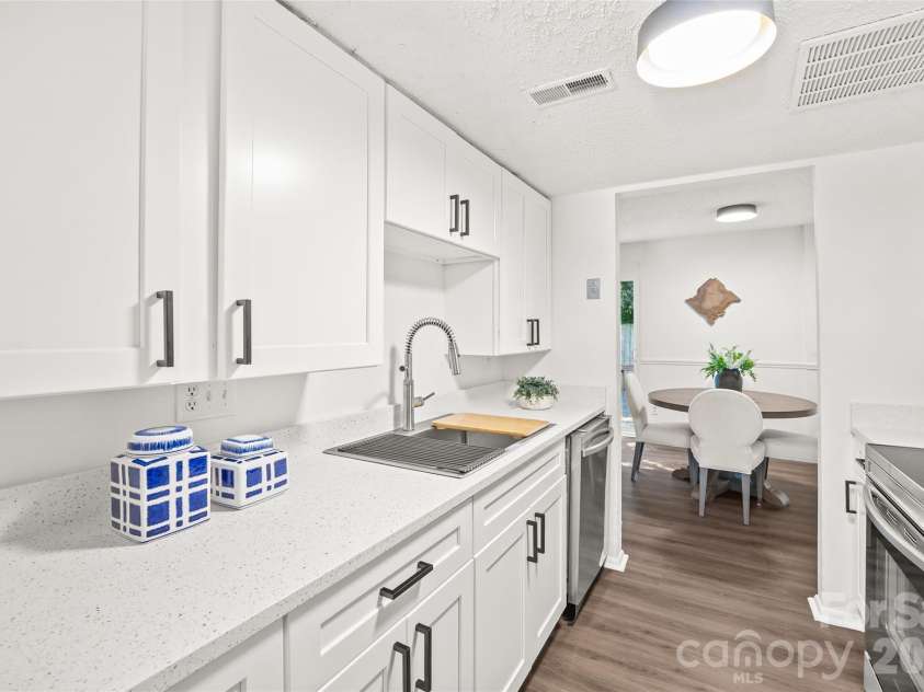 8254 Knights Bridge Road, Charlotte, NC 28210.  MLS# CAR4411000, YatesRealty ID 44574. 