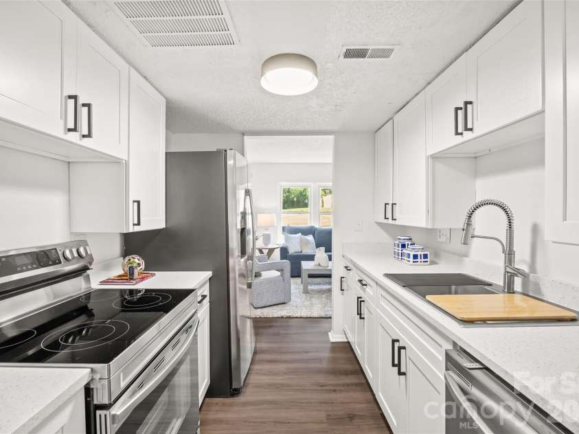 8254 Knights Bridge Road, Charlotte, NC 28210.  MLS# CAR4411000, YatesRealty ID 44574. 