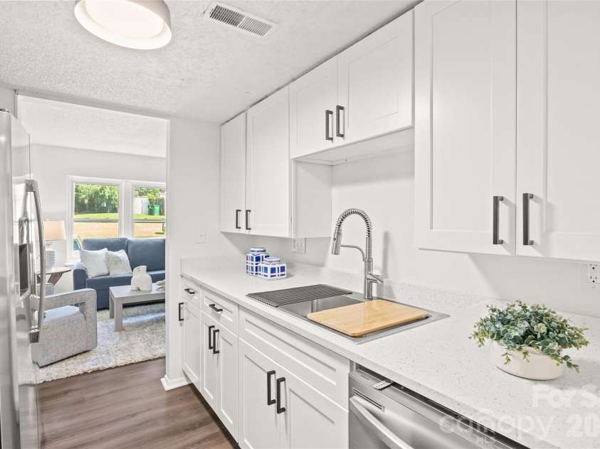 8254 Knights Bridge Road, Charlotte, NC 28210.  MLS# CAR4411000, YatesRealty ID 44574. 