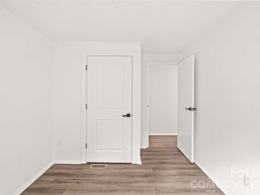8254 Knights Bridge Road, Charlotte, NC 28210.  MLS# CAR4411000, YatesRealty ID 44574. 