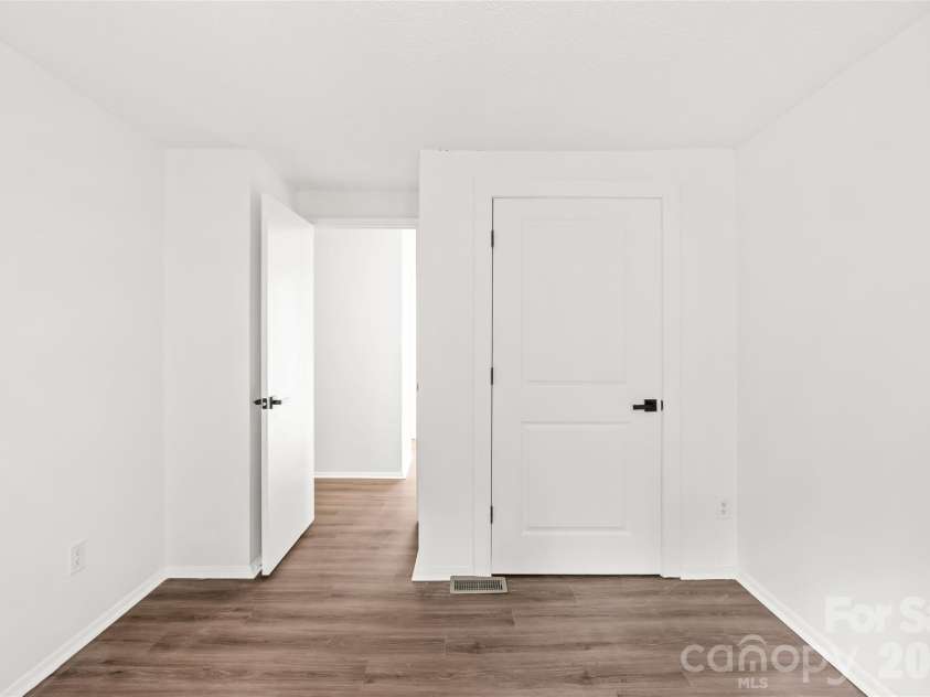8254 Knights Bridge Road, Charlotte, NC 28210.  MLS# CAR4411000, YatesRealty ID 44574. 