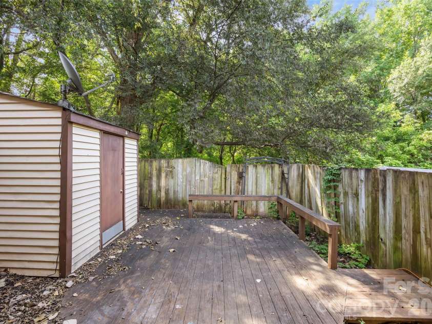 8254 Knights Bridge Road, Charlotte, NC 28210.  MLS# CAR4411000, YatesRealty ID 44574. 